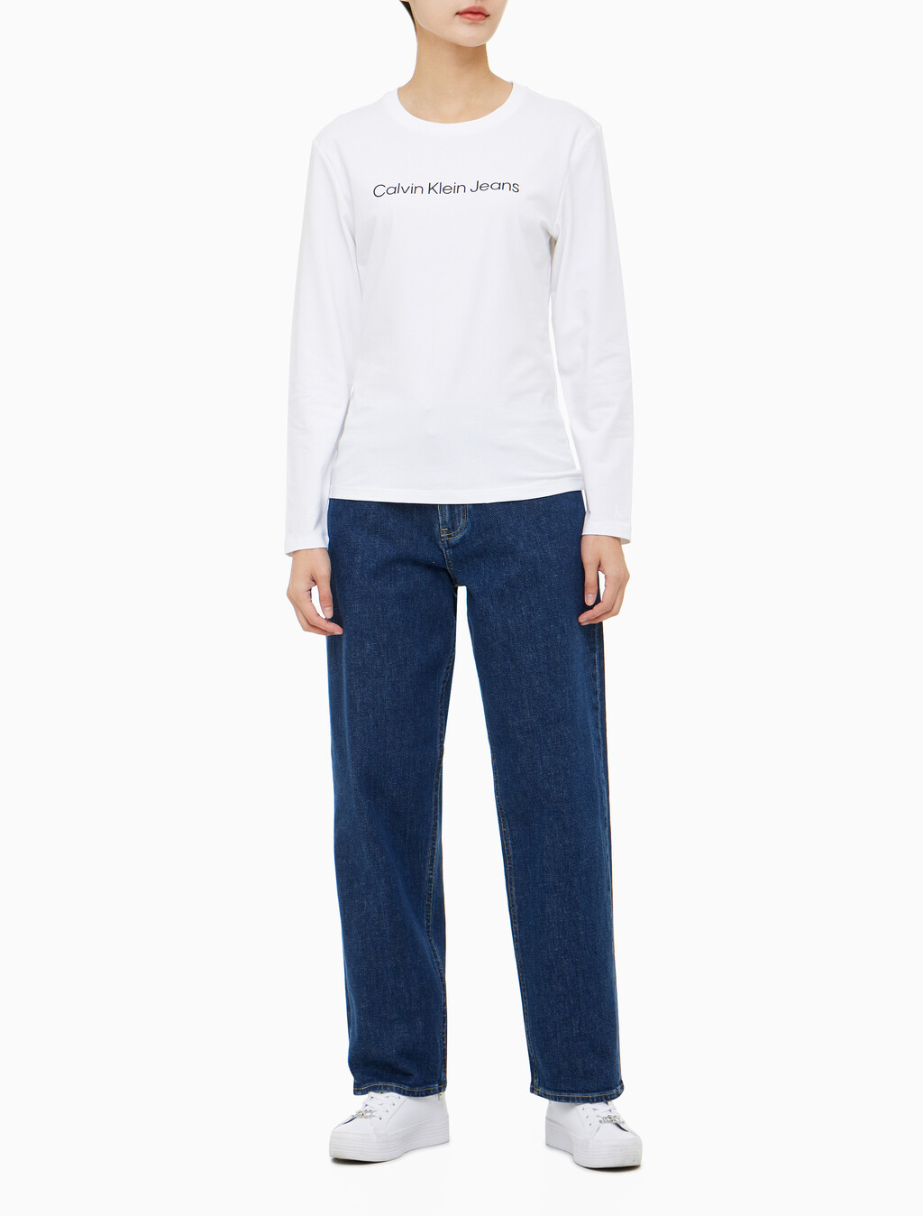Buy 여성 슬림핏 인스티튜셔널 로고 긴팔 티셔츠 in color BRIGHT WHITE