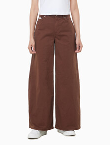 Buy 여성 슈퍼 와이드 레그핏 치노 팬츠 in color Red brown