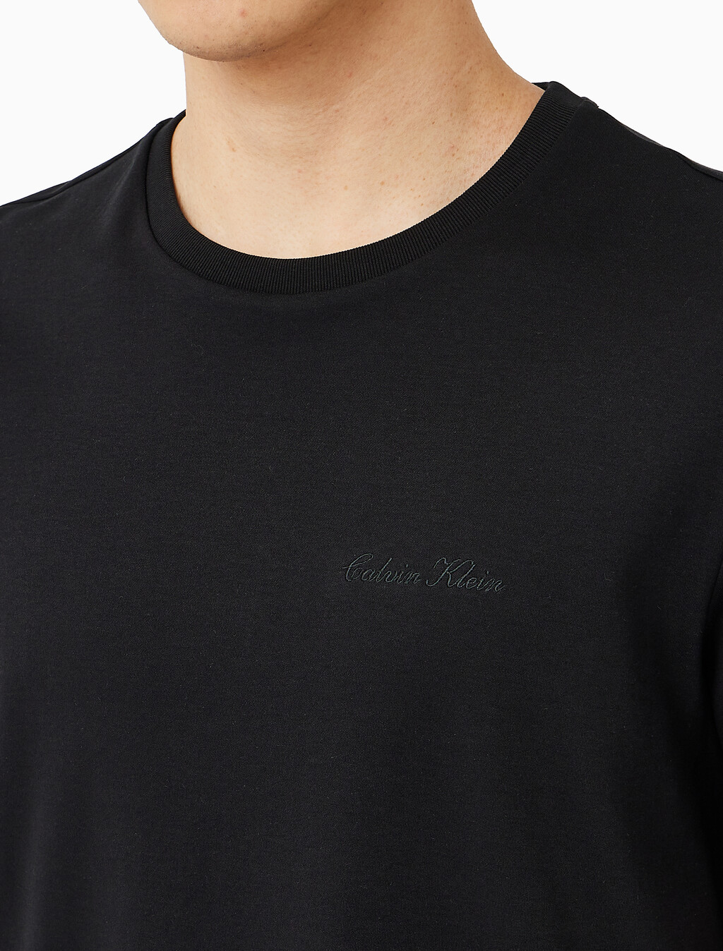 Buy 슬림핏 리퀴드 인터록 클래식 그래픽 티 in color BLACK