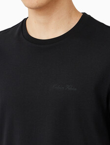 Buy 슬림핏 리퀴드 인터록 클래식 그래픽 티 in color BLACK