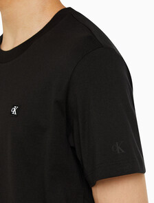 Buy 남성 레귤러핏 CK 로고 뱃지 반팔 티셔츠 in color CK BLACK