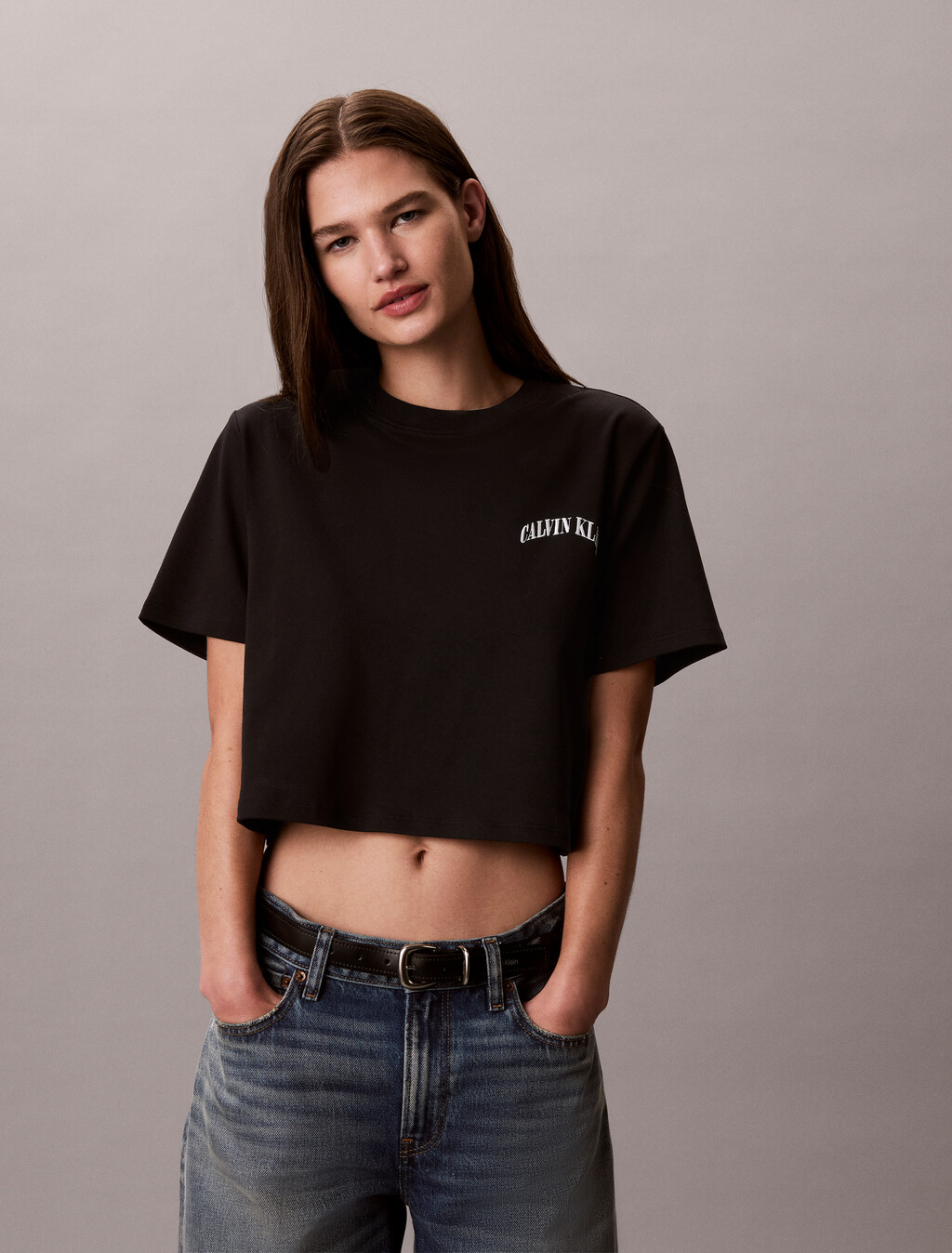 Buy 여성 슬릭 인터록 크롭드 티 in color BLACK