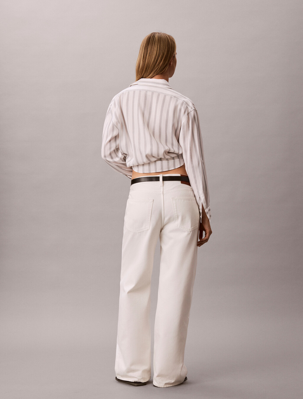 Buy 여성 로우라이즈 배기 데님 in color WHITE