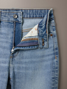 Buy 여성 하이라이즈 플레어 데님 in color Light Blue