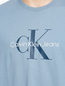 Buy 남성 레귤러핏 히어로 모노그램 로고 반팔 티셔츠 in color BLUE