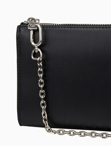 Buy 여성 엘러멘털 체인 파우치 토트백 in color BLACK BEAUTY