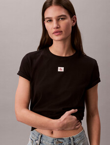 Buy 여성 우븐라벨 클래식 핏 티 in color BLACK