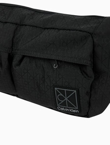 Buy 남성 유틸리티 엠블럼 슬링 in color BLACK