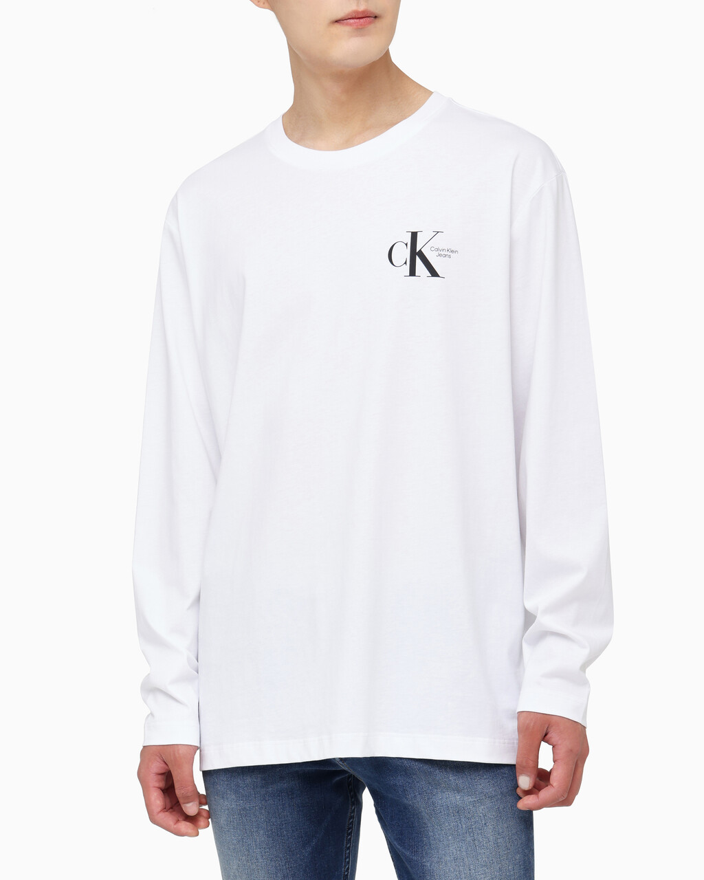 Buy 남녀공용  베이직 로고 긴팔 티셔츠 in color BRIGHT WHITE