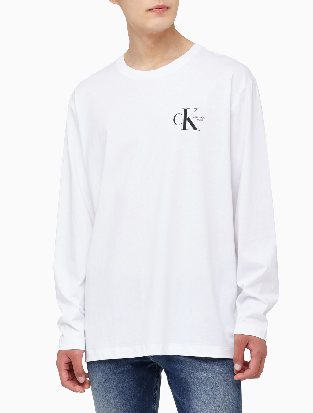 Buy 남녀공용  베이직 로고 긴팔 티셔츠 in color BRIGHT WHITE