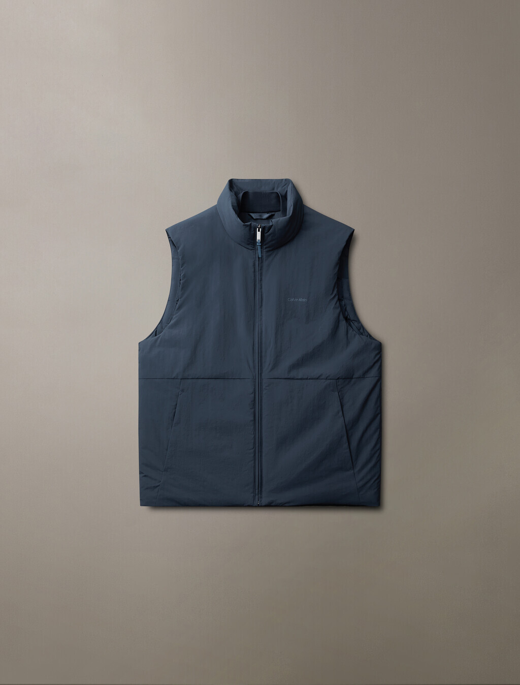 Buy 유니섹스 슬리브리스 경량 크링클 나일론 베스트 in color NAVY