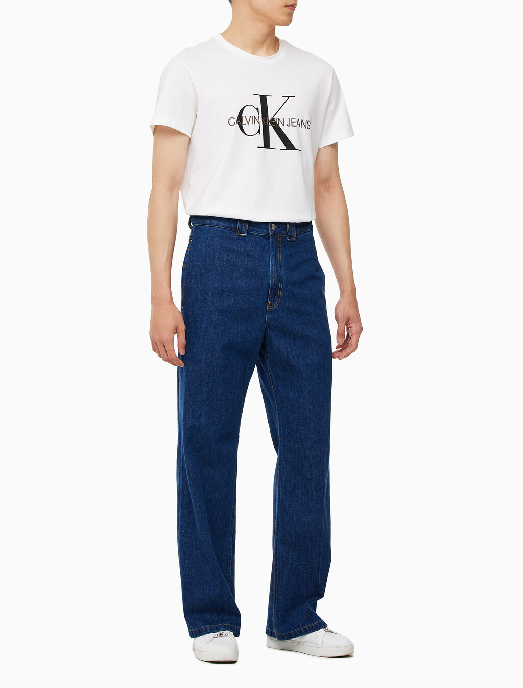 Buy 남성 클린 프레스드 와이드핏 트라우저 데님 in color MID BLUE BACK EMBRO