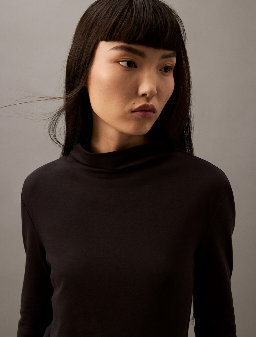 Buy 여성 롱슬리브 머서라이즈드 인터록 코튼 모크넥 탑 in color BLACK BEAUTY