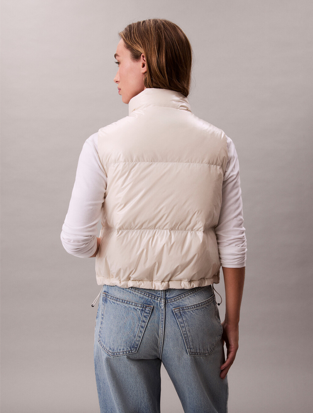 Buy 여성 글로시 다운 크롭 베스트 in color CHALK