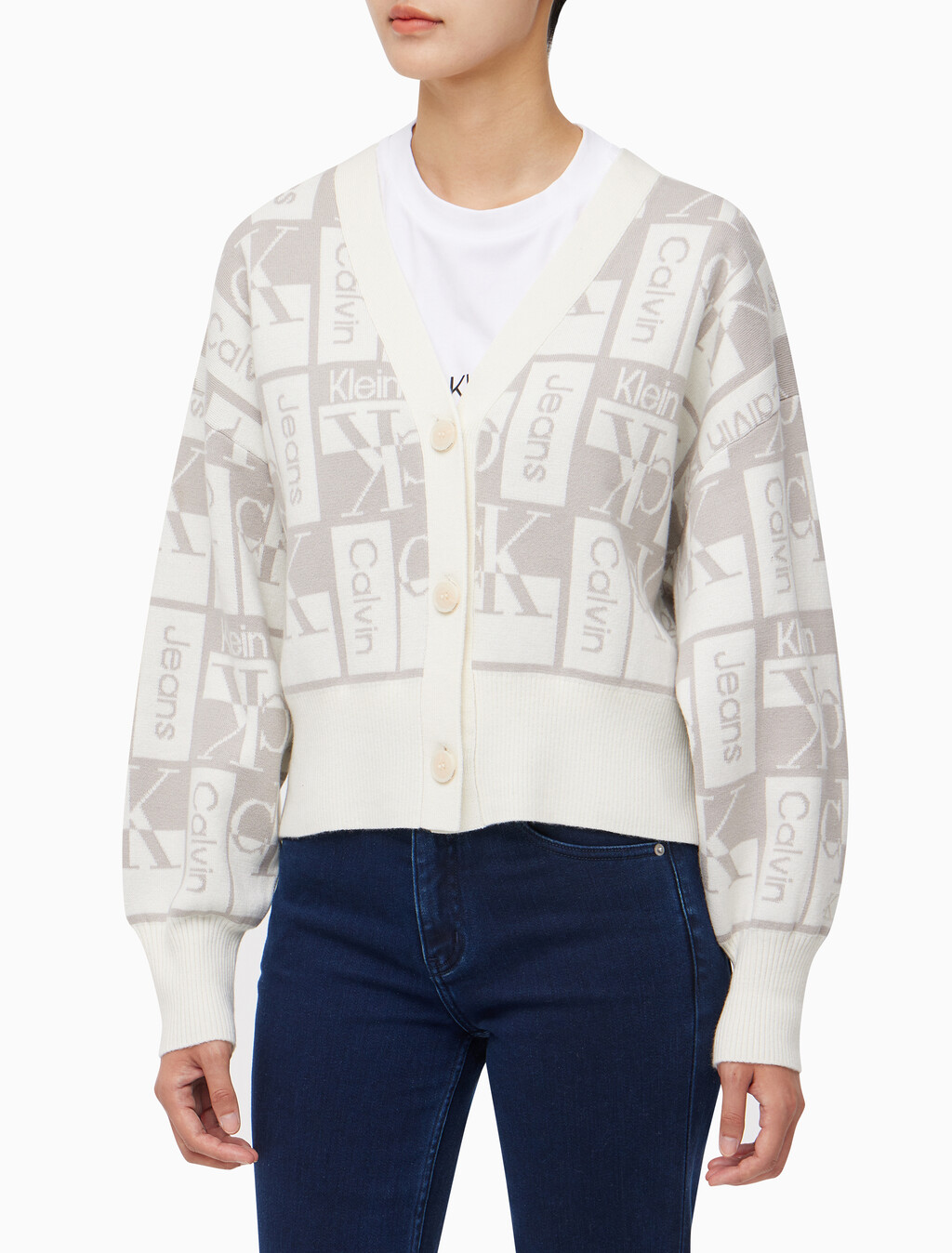 Buy 여성 투웨이 브이넥 AOP 크롭 가디건 in color GREY