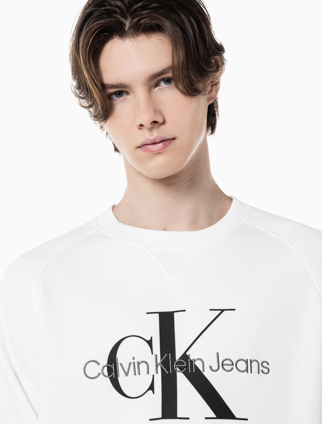 Buy 남성 레귤러핏 모노그램 로고 기모 스웨트셔츠 in color BRIGHT WHITE