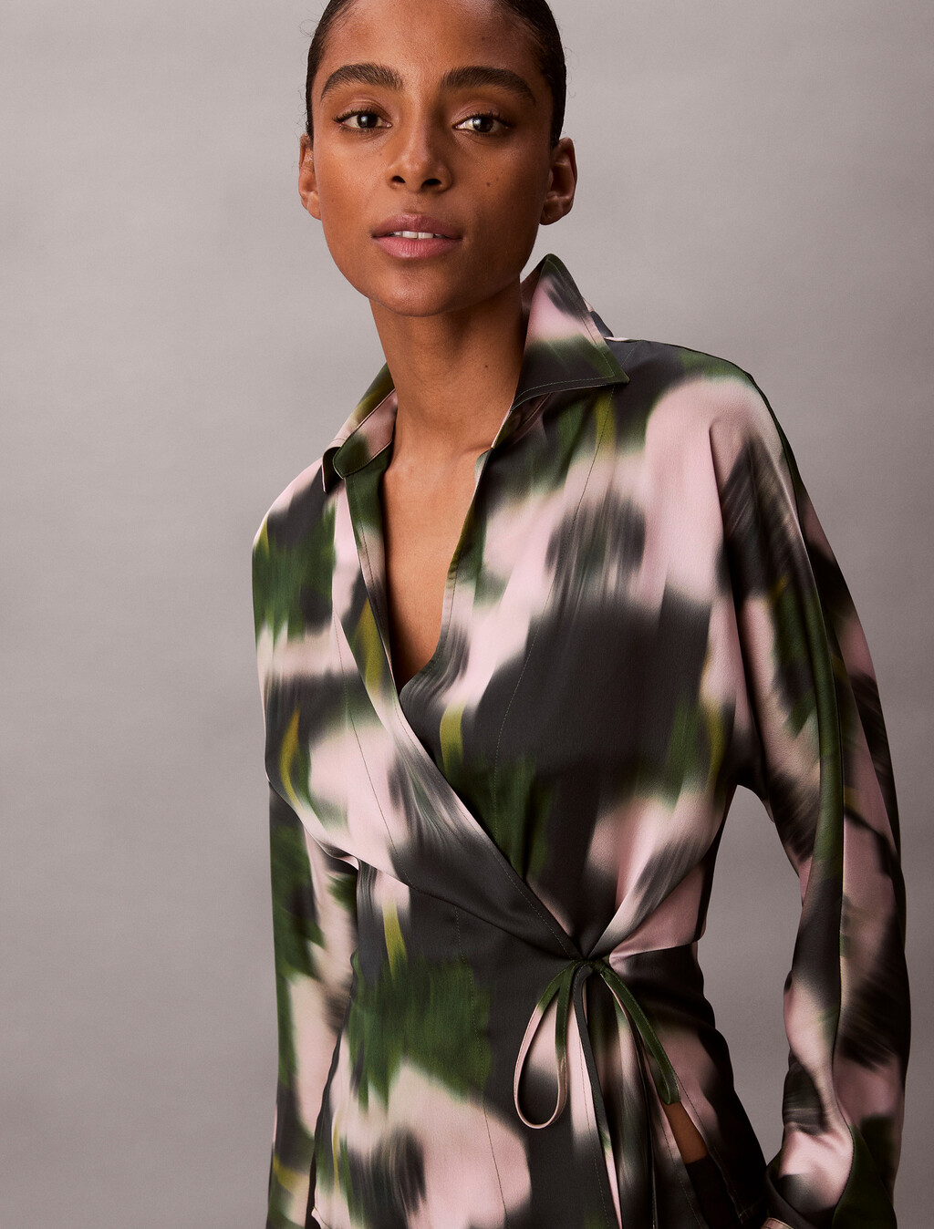 Buy 여성 프린티드 사틴 탑 in color Black