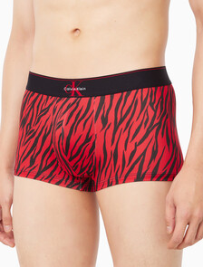 Buy 남성 CK 그래픽 마이크로 로우 라이즈 트렁크 in color Red Print