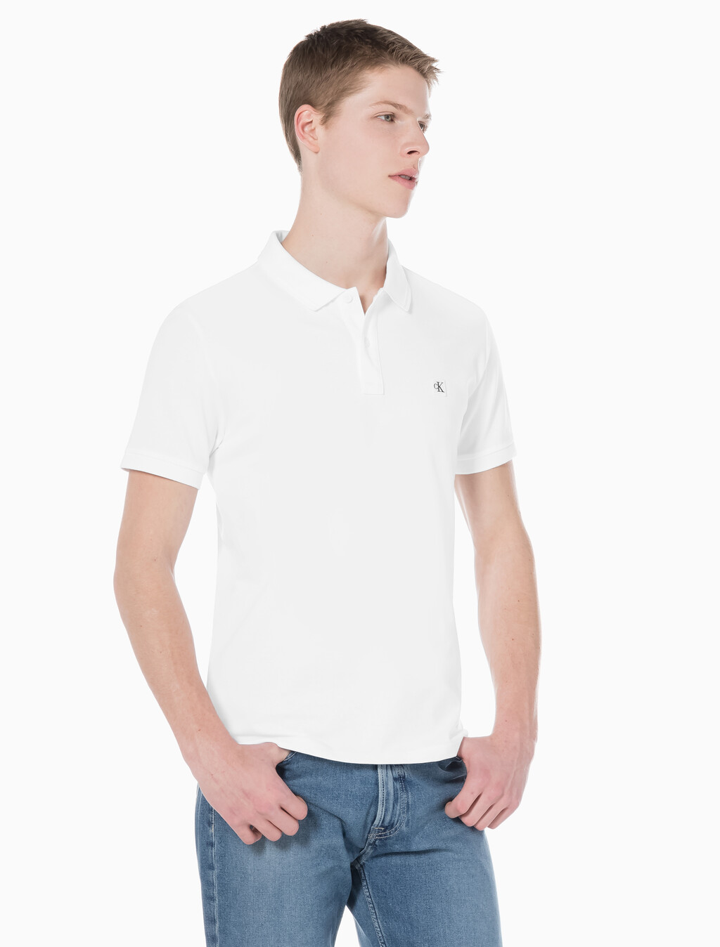 Buy 남성 슬림핏 CK 로고 뱃지  폴로 티셔츠 in color BRIGHT WHITE