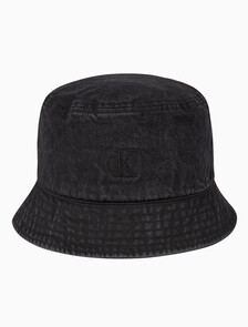 Buy 남녀공용 CKJ 스몰 모노그램 로고 데님 버킷햇 in color BLACK