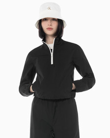 Buy 여성 CK 애슬레틱 레귤러 핏 기능성 반집업 아노락 in color BLACK