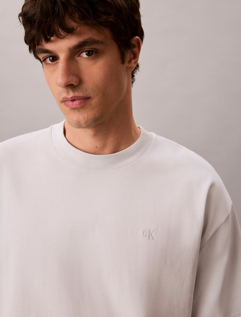 Buy 남성 오버핏 엠보스 모노로고 티 in color GHOST GREY