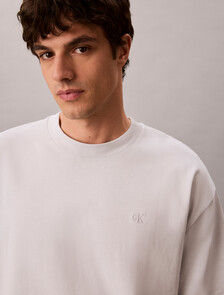 Buy 남성 오버핏 엠보스 모노로고 티 in color GHOST GREY