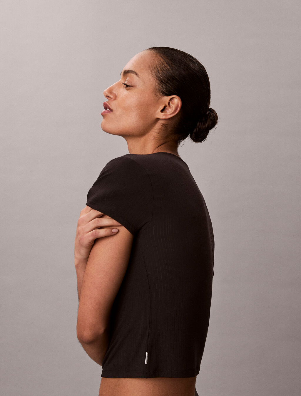 Buy 여성 모달 립 반팔 티 in color BLACK