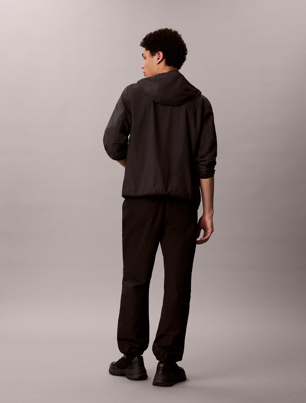 Buy 코튼/ 나일론 파라슈트 팬츠 in color BLACK