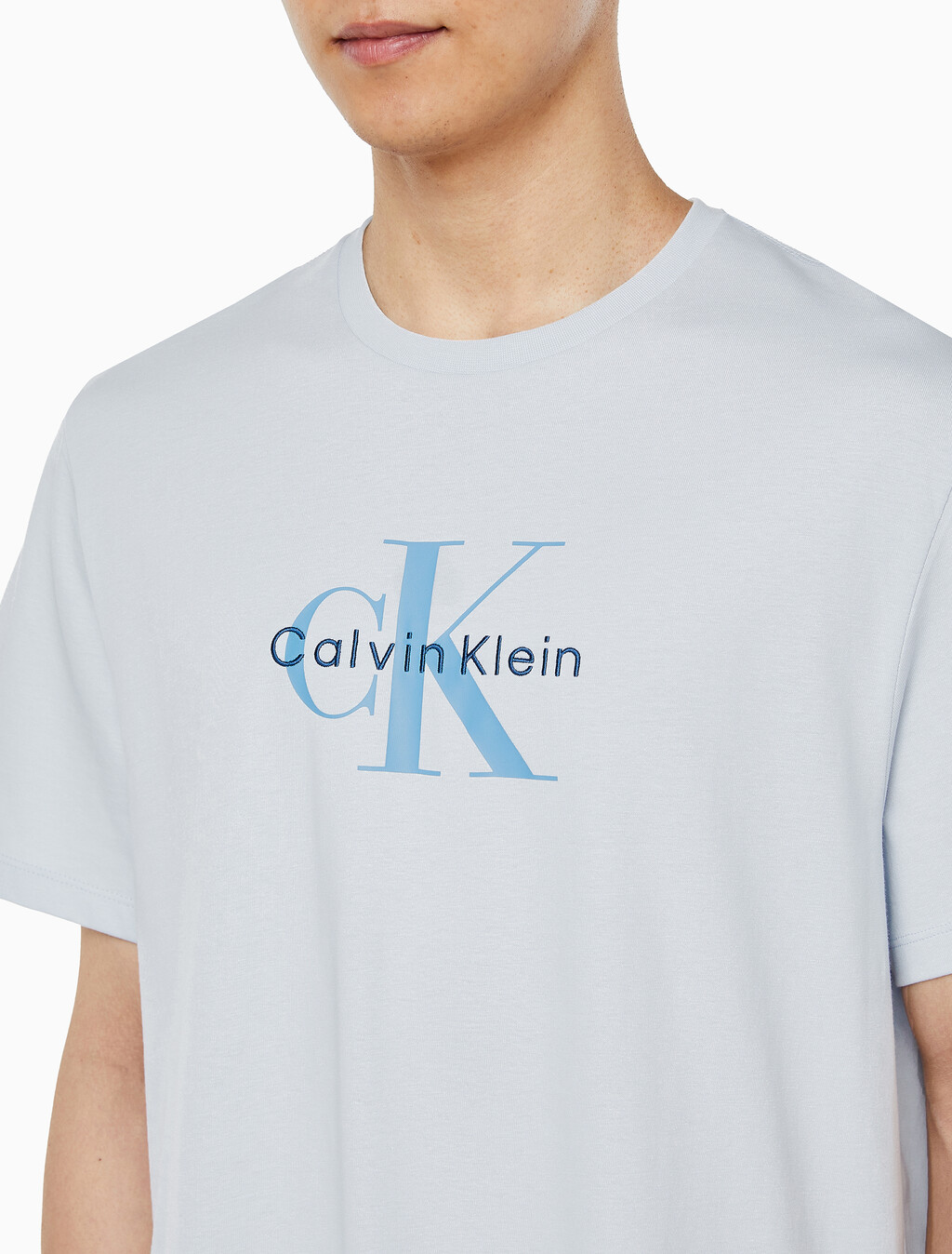 Buy 남성 레귤러핏 히어로 모노그램 로고 반팔 티셔츠 in color LIGHT BLUE