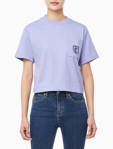 Buy 여성 박시 CK 크레스트 크롭 포켓 반팔 티셔츠 in color PERSIAN VIOLET