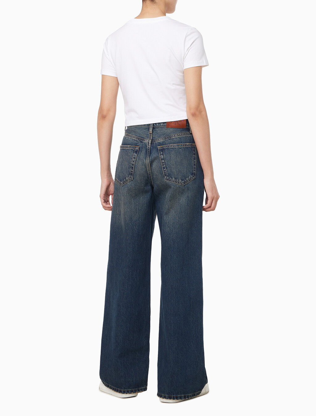 Buy 여성 와이드 레그핏 다크블루 데님 in color mid blue