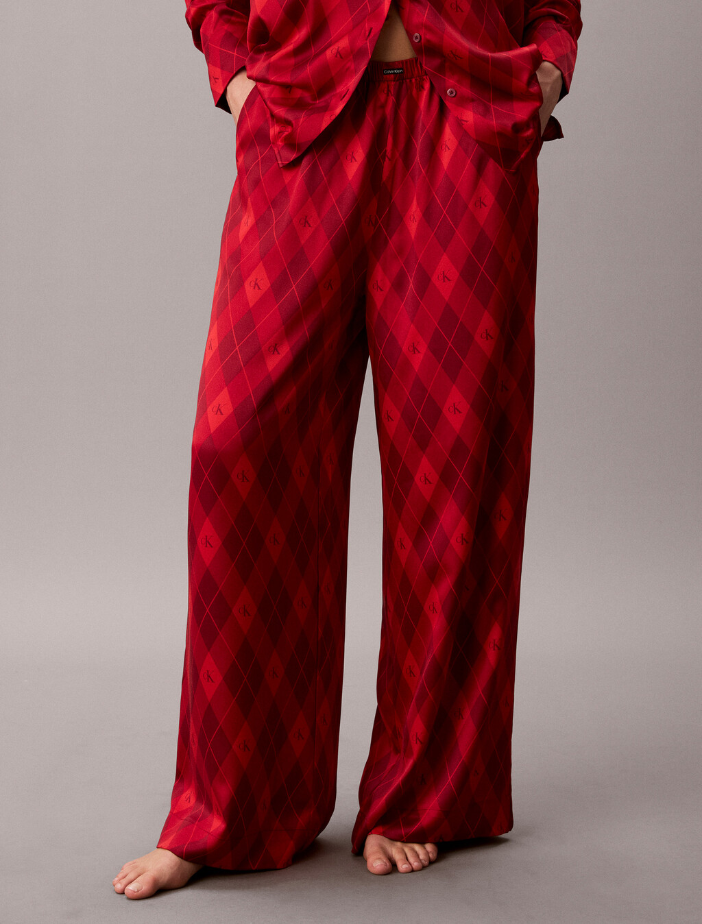 Buy 여성 새틴 쉬인 AOP 팬츠 in color ARGYLE 25+ESTABLISHED RED WHITE