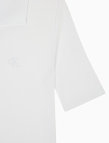 Buy 여성 슬림핏 브이넥 폴로 in color BRILLIANT WHITE