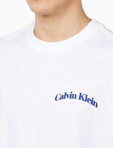 Buy 릴렉스드핏 16S 프론트백 빌딩 티 in color BRIGHT WHITE