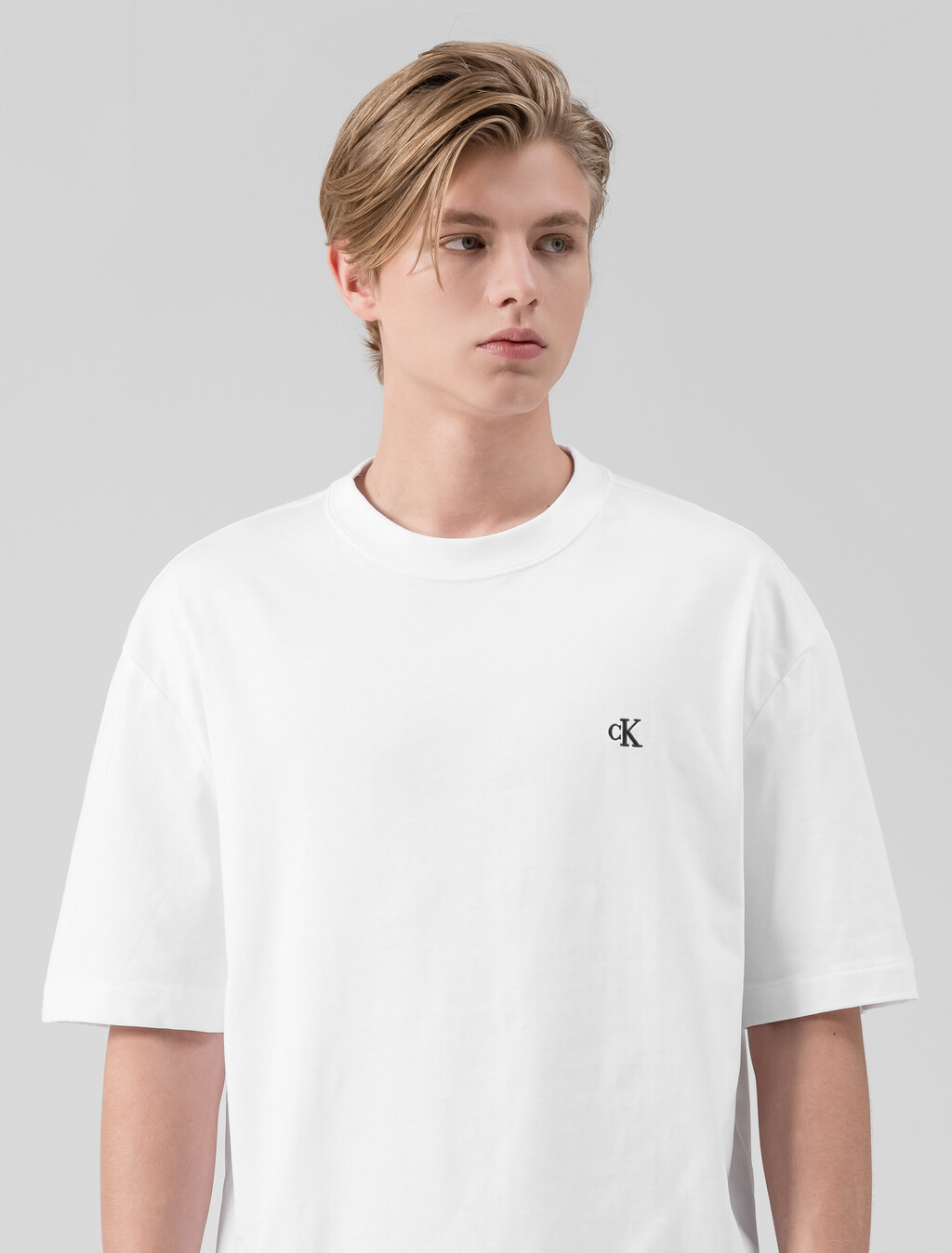 Buy 남성 릴렉스핏 아카이브 로고 반팔 티셔츠 in color BRILLIANT WHITE