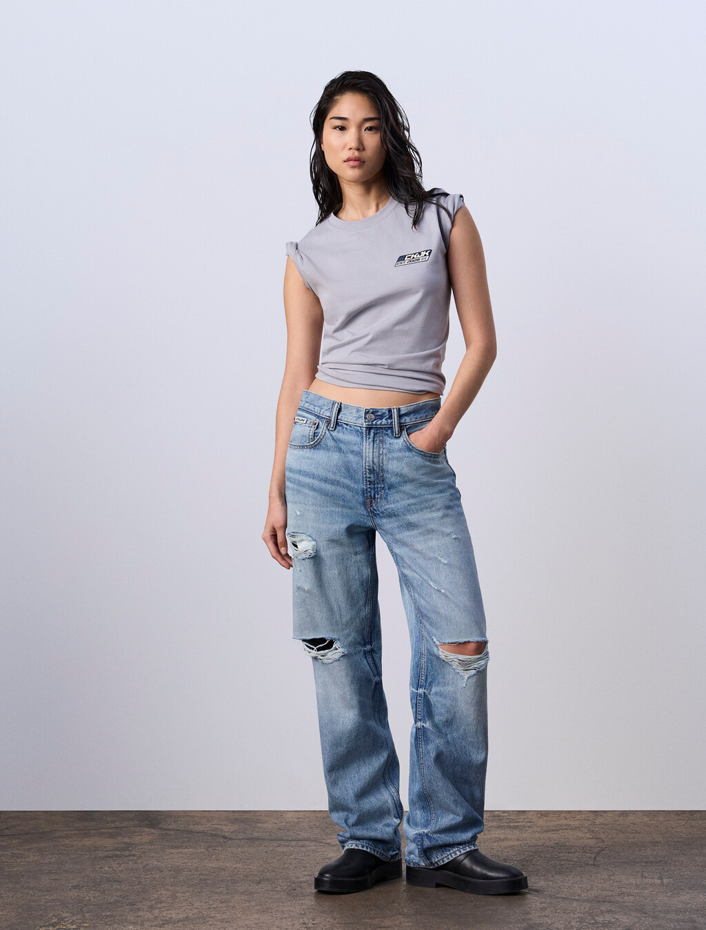 Buy Jung Kook for Calvin Klein  남성 릴렉스 핏 뱃지 로고 반팔 티셔츠 in color GREY