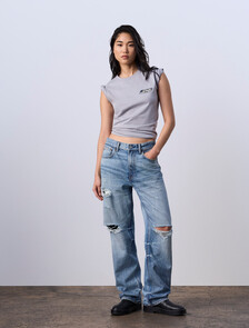 Buy Jung Kook for Calvin Klein  남성 릴렉스 핏 뱃지 로고 반팔 티셔츠 in color GREY
