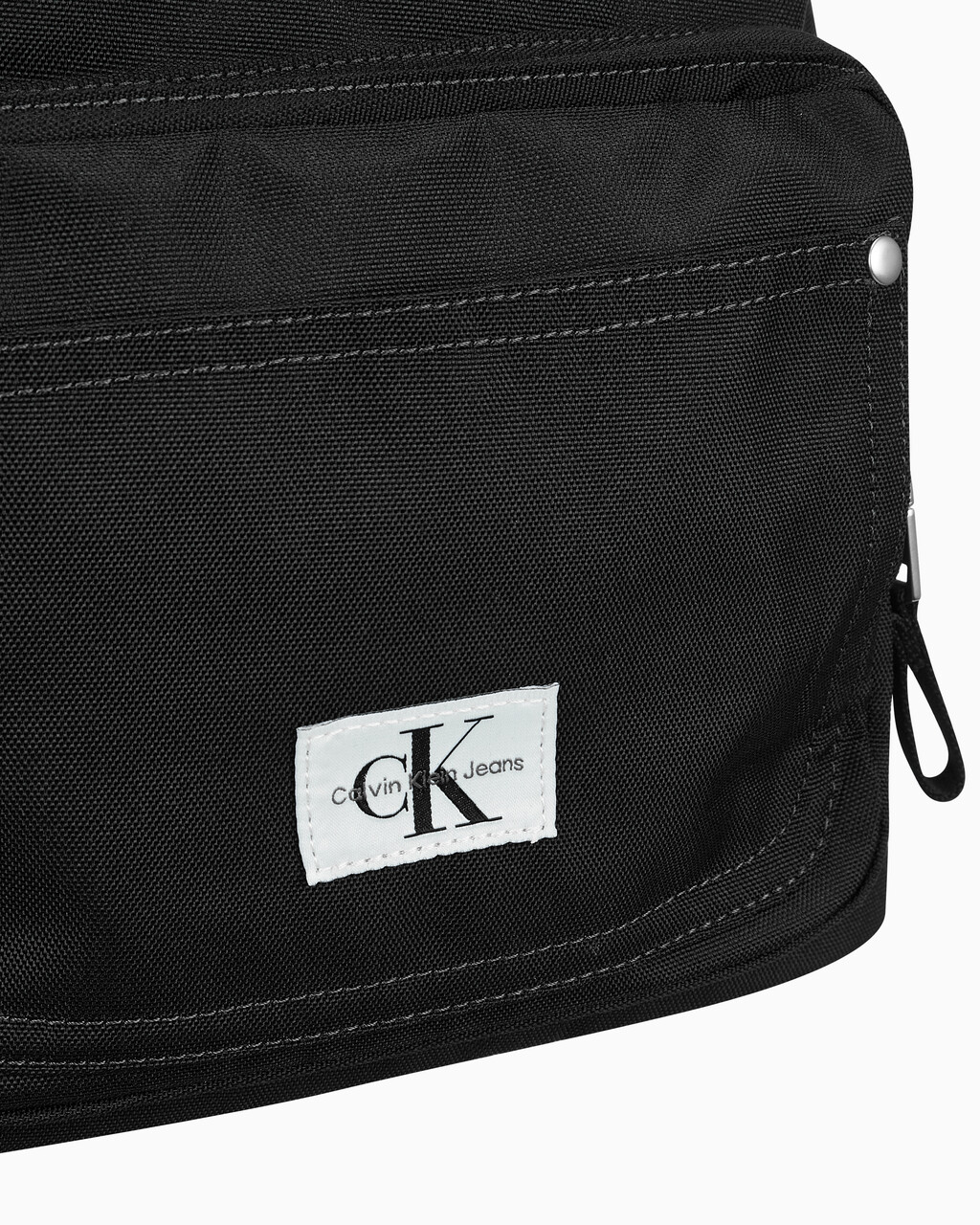 Buy 남성 CKJ 스포츠 에센셜 백팩 in color BLACK