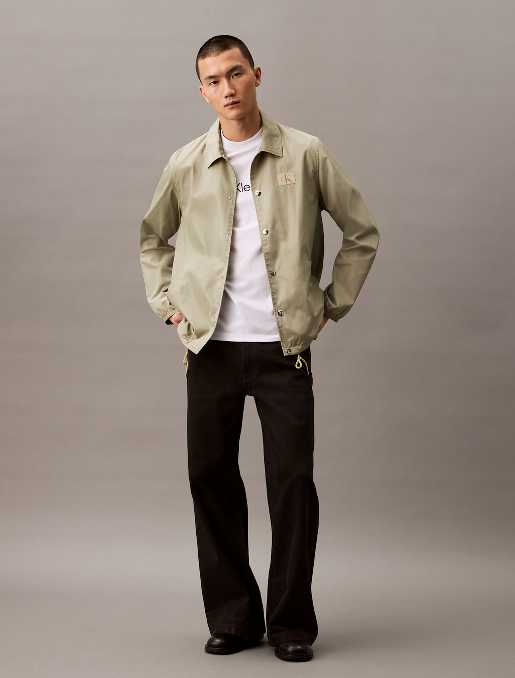 Buy 남성 레귤러핏 인스티튜셔널 로고 반팔 티셔츠 in color BRILLIANT WHITE