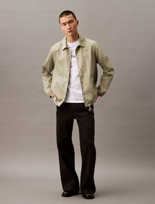 Buy 남성 레귤러핏 인스티튜셔널 로고 반팔 티셔츠 in color BRILLIANT WHITE