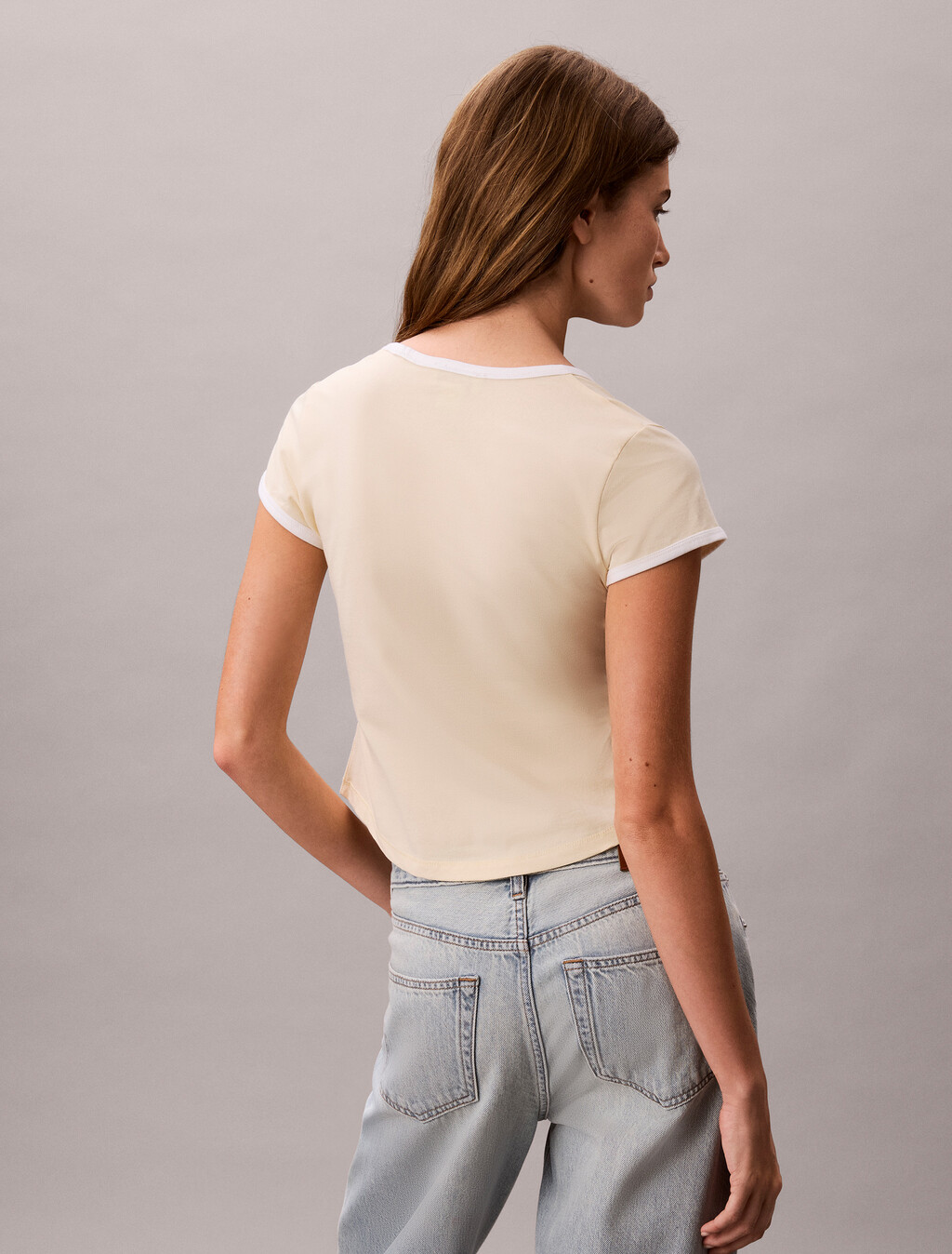 Buy 여성 모노로고 스쿱 베이비 티 in color Ivory