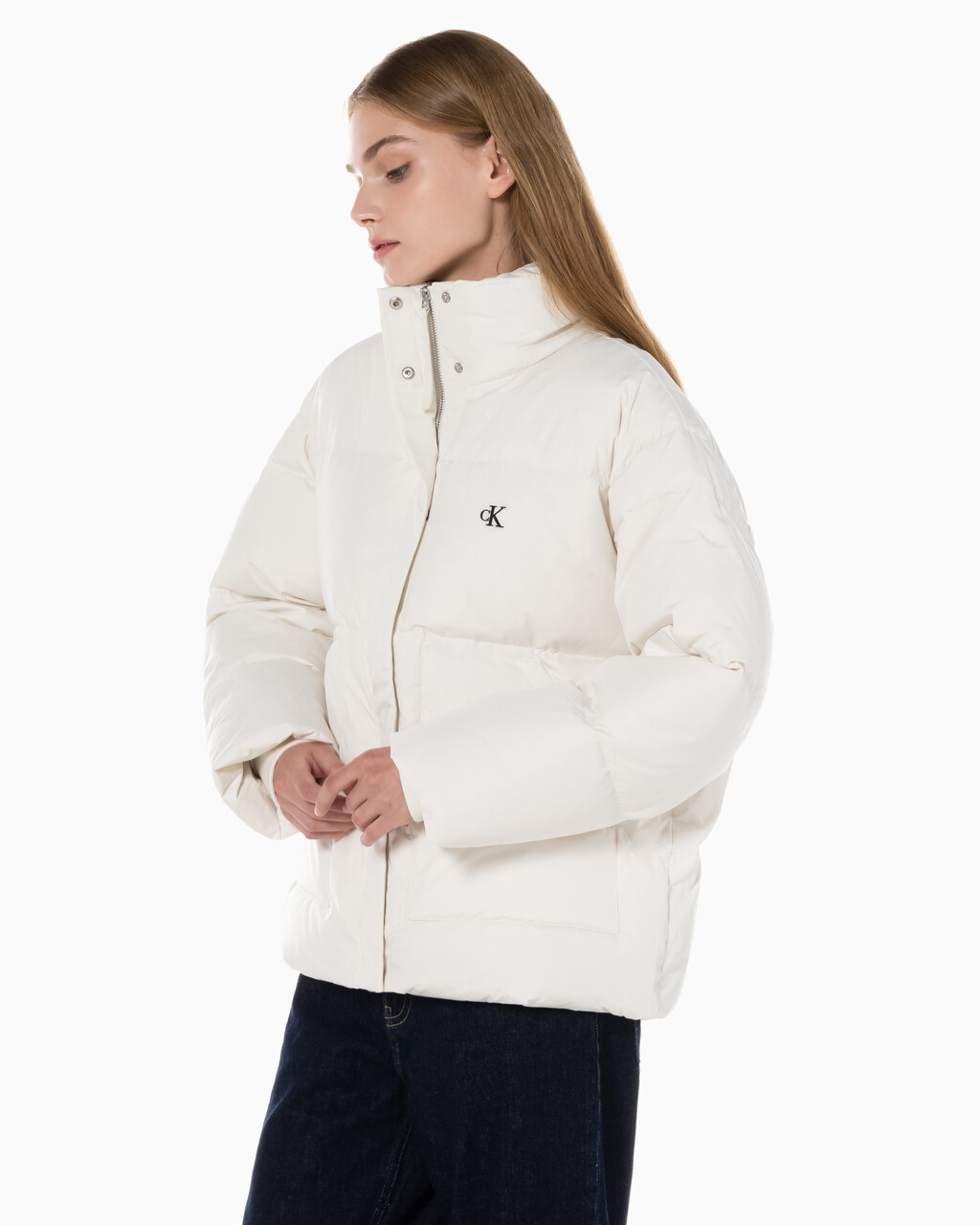 Buy 여성 숏 렝스 스탠드 카라 푸퍼 다운 재킷 in color WHITE