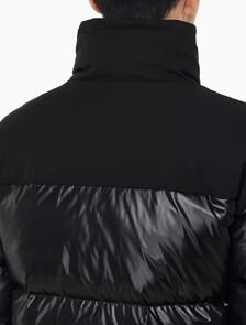 Buy 남녀공용 릴렉스핏 숏 블로킹 다운 푸퍼 in color BLACK