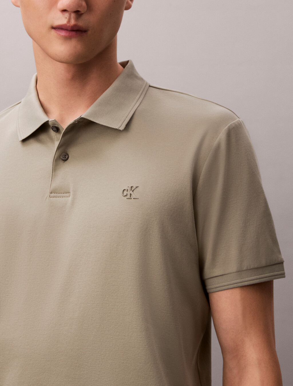 Buy 클래식 인터록 폴로 티 in color Grey