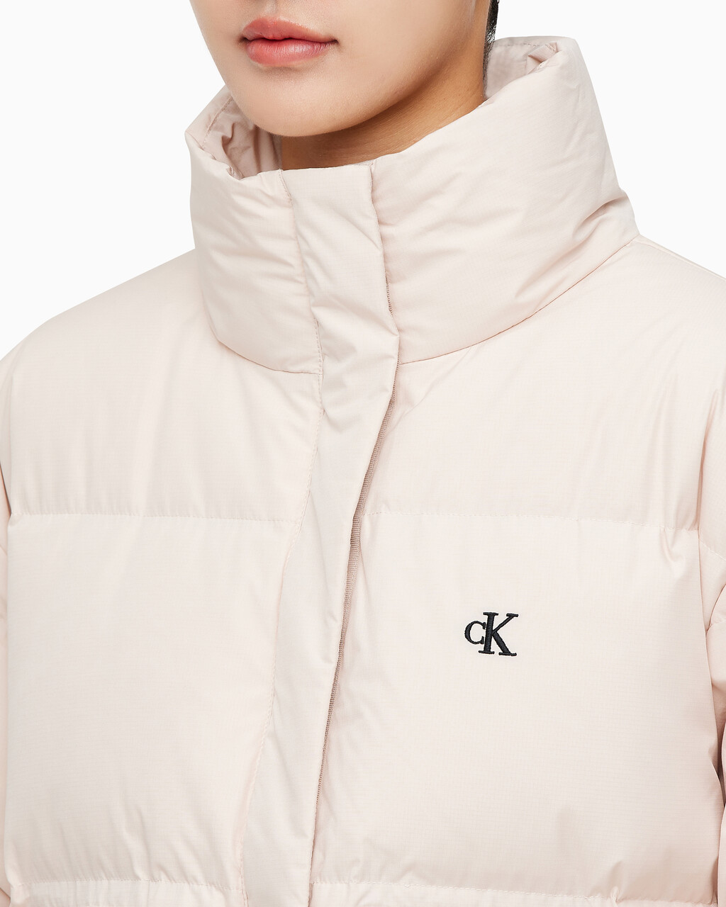 Buy 여성 숏 렝스 스탠드 카라 푸퍼 다운 재킷 in color PINK BEIGE