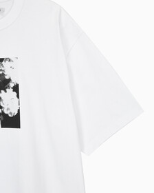 Buy 남성 숏슬리브 플라워 크루넥티 in color BRILLIANT WHITE