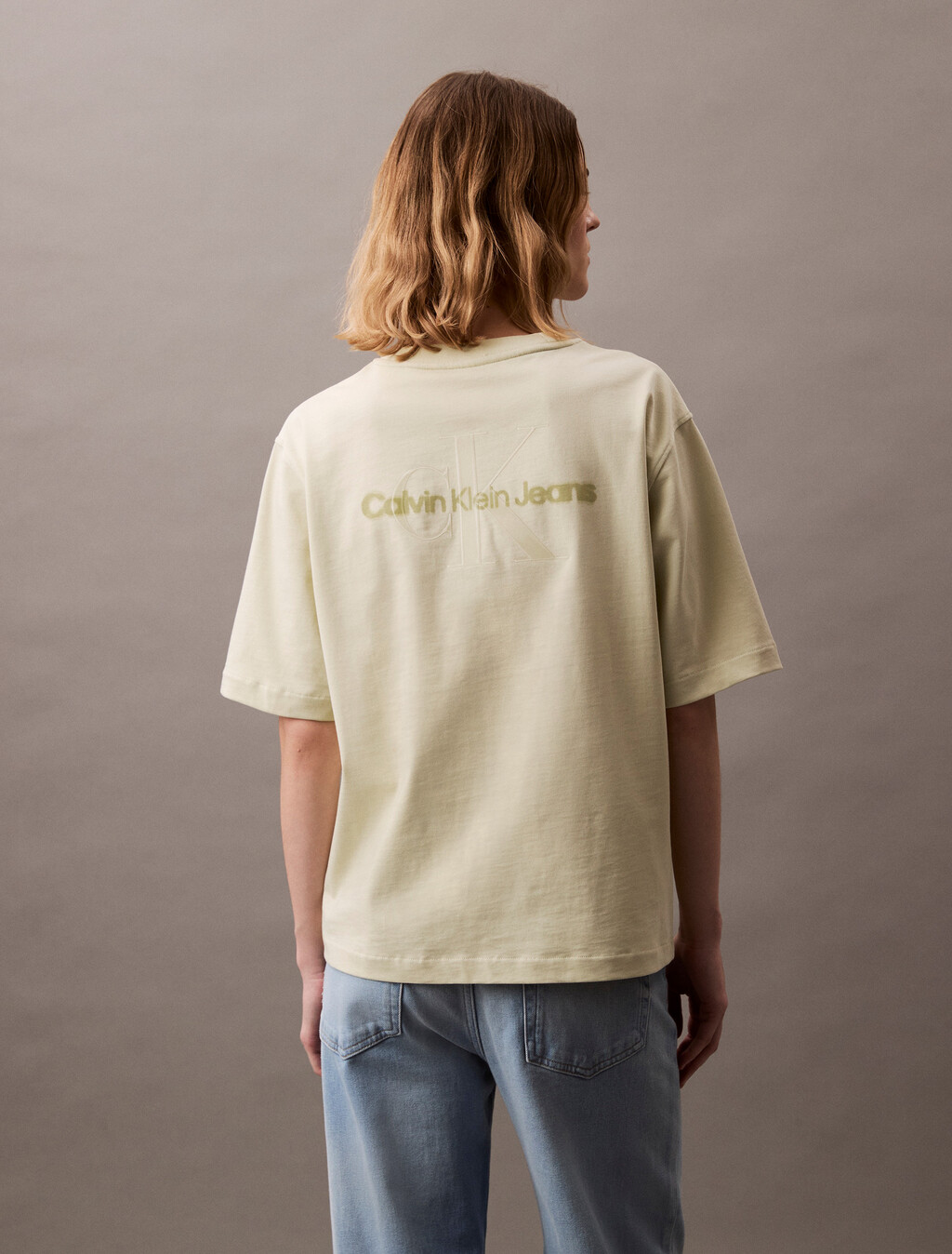 Buy 여성 리퀴드 CK 모노로고 반팔 티셔츠 in color ALOE WASH