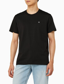 Buy 남성 레귤러핏 CK 로고 뱃지 반팔 티셔츠 in color CK BLACK
