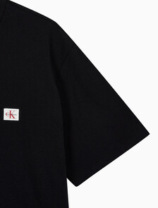 Buy 남성 클래식핏 뱃지 로고 반팔 티셔츠 in color BLACK
